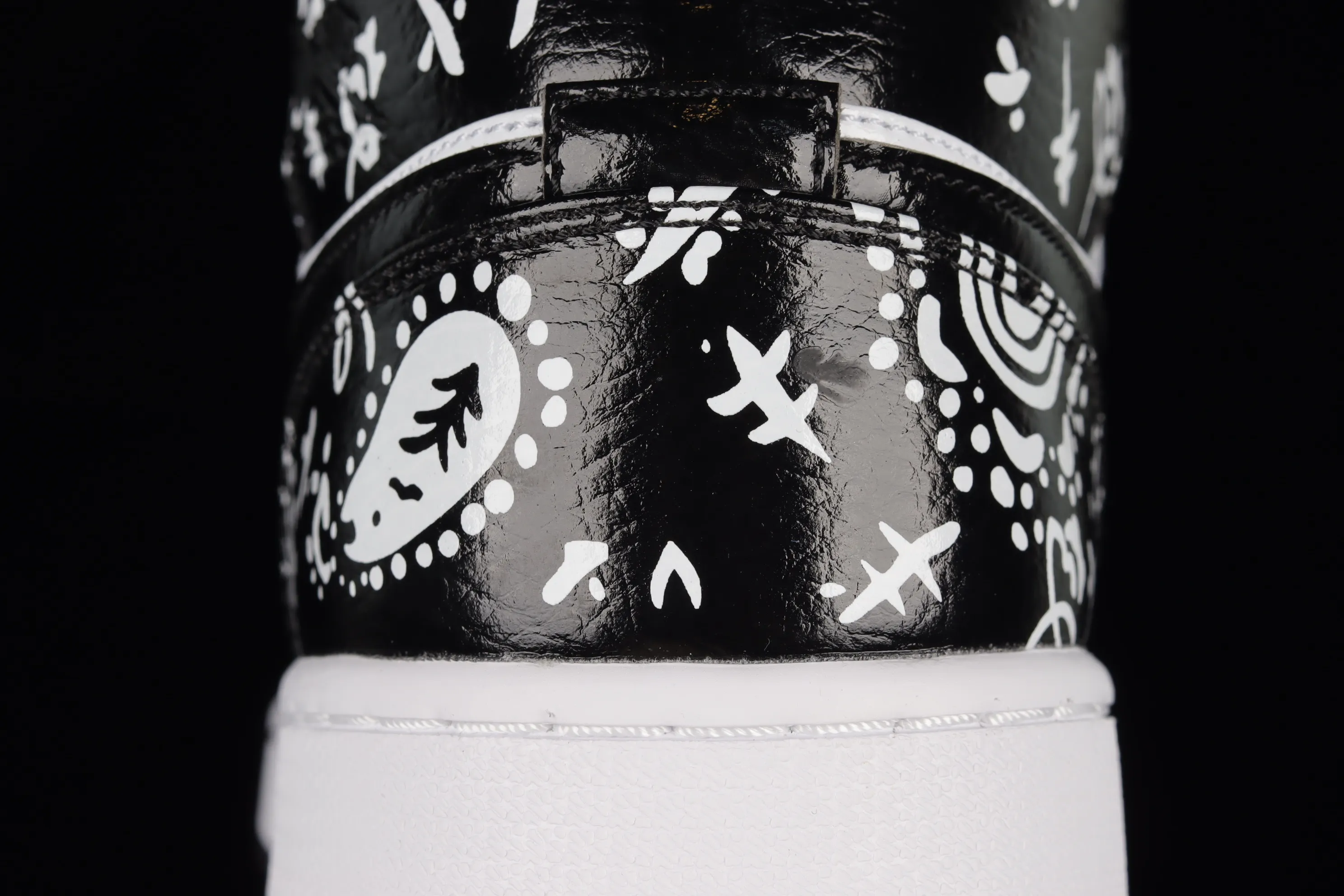 All categories Air Jordan Jordan series basketball shoes Air Jordan 1 Mid Air Jordan 1 Mid SE AJ1 Joe 1 graffiti black and white China basketball shoes 554724-075